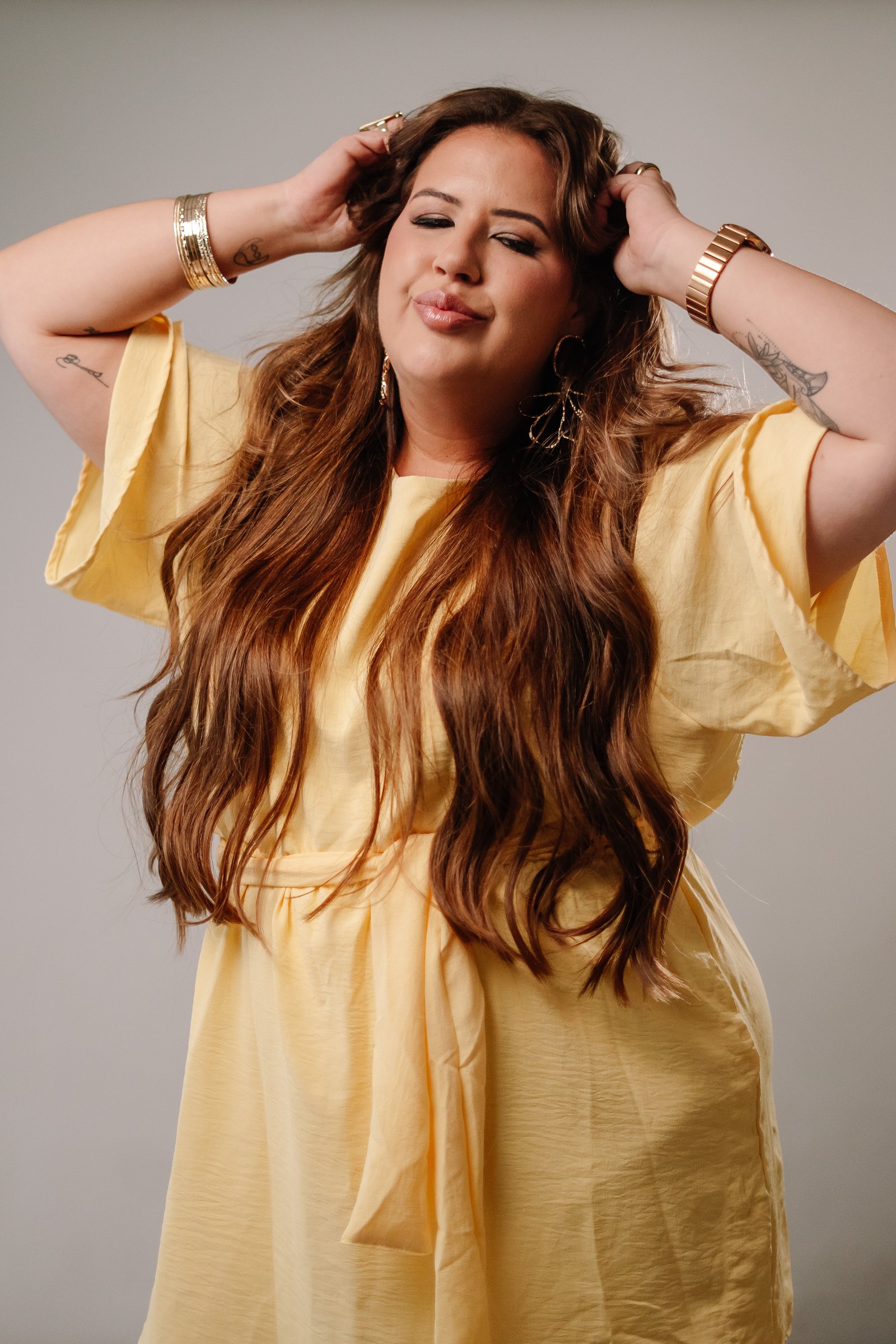 Vestido Amarelo Fluido e Composição Fashion